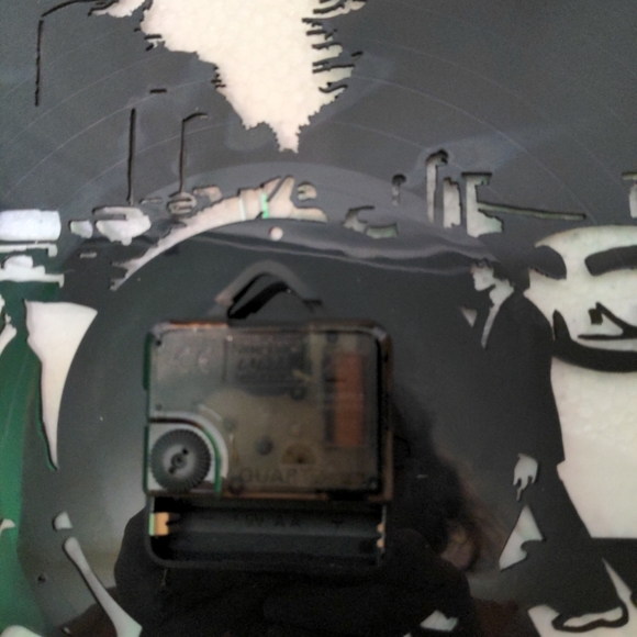 The Beatles Abby Road wall Clock made from 33 1/3 vinyl record - Picture 3 of 6